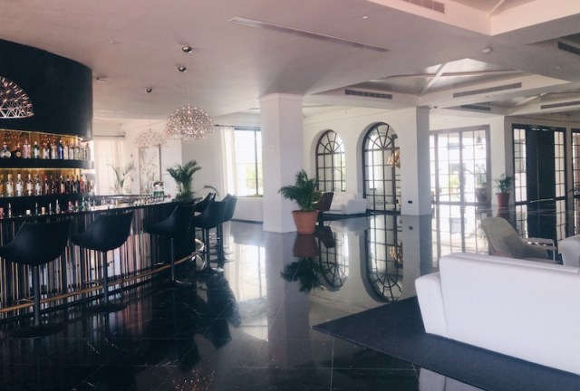 MyBlancCanvas - Excellence - Bar lounge.JPG